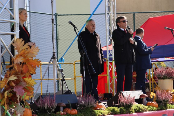 Od lewej stoją na scenie dyrektor PCK-R Teresa Chudy, Przewodniczący Rady Powiatu Włoszczowskiego Zbigniew Matyśkiewicz, starosta Dariusz Czechowski i prowadzący Marek Klapa